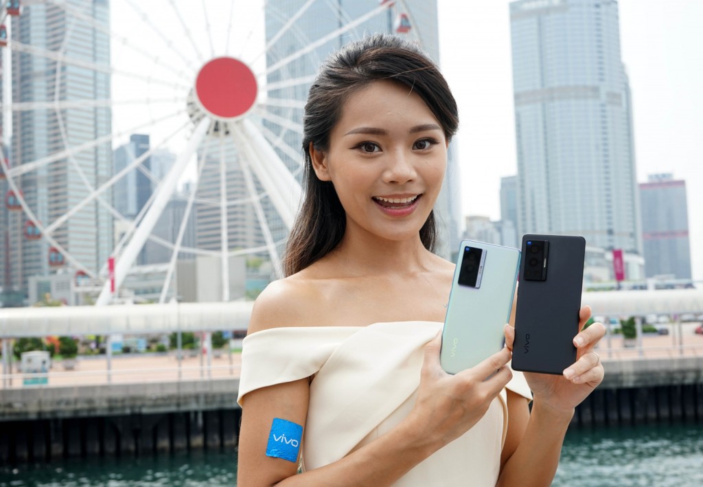 ●vivo香港今日正式發布X70系列手機，兩款新作X70及X70 Pro的廣角主鏡配備ZEISS光學技術及微雲台3.0防震。