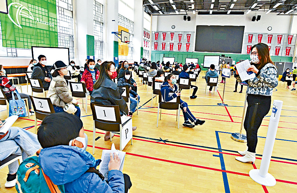 滬江維多利亞學校安排外展隊,到校為小學及幼稚園高班學生接種疫苗,孔美琪(右)料前者接種率將逾半。