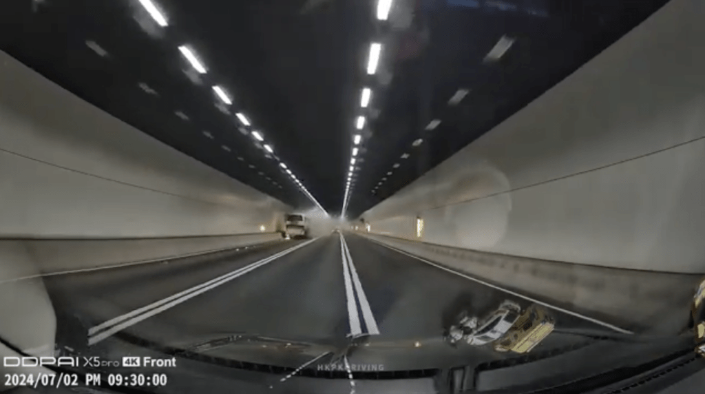 南湾隧道有旅游巴起火。（YouTube车Cam特警片段截图）