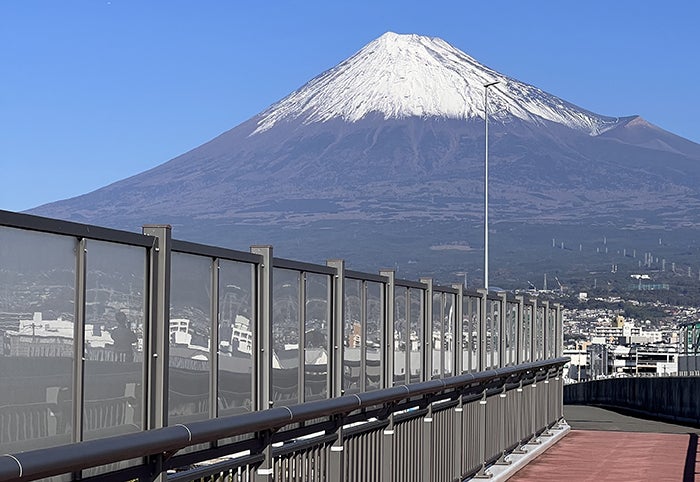 行人天橋成為遊客拍攝富士山美景的新打卡熱點。網上圖片