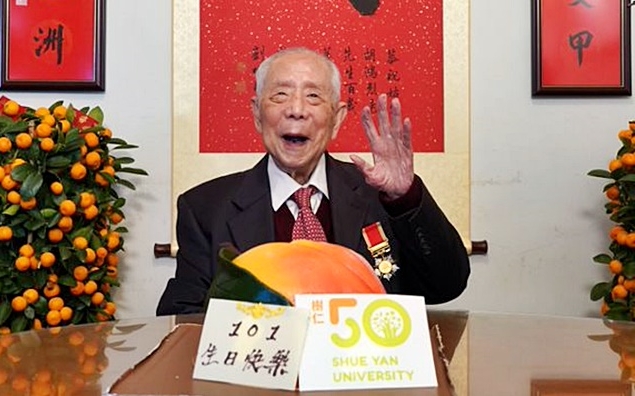 胡鴻烈在家中慶祝101歲壽堂。