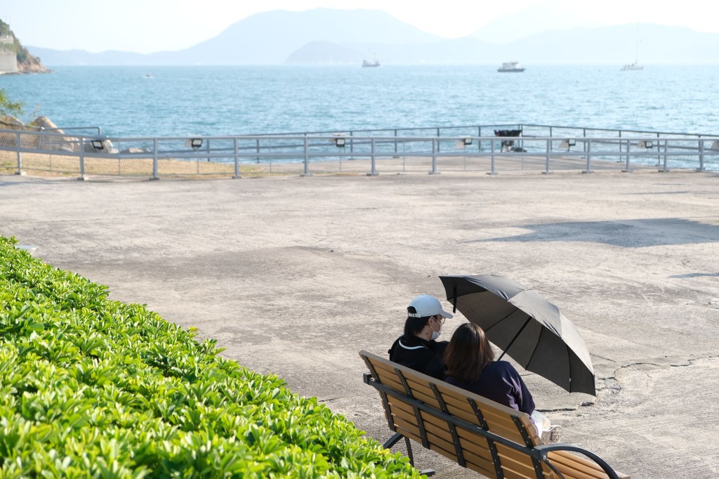 一股东北季候风补充会在明晚抵达广东沿岸，并带来清凉的天气。