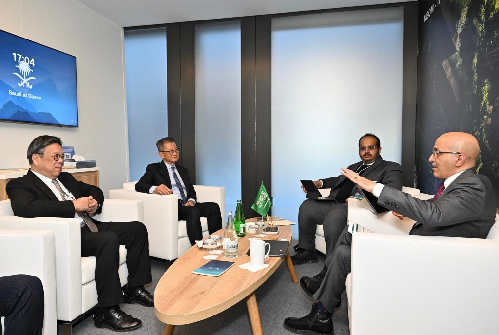 陈茂波与沙特阿拉伯财政部长Mohammed Al-Jadaan（右一）会面。政府新闻处