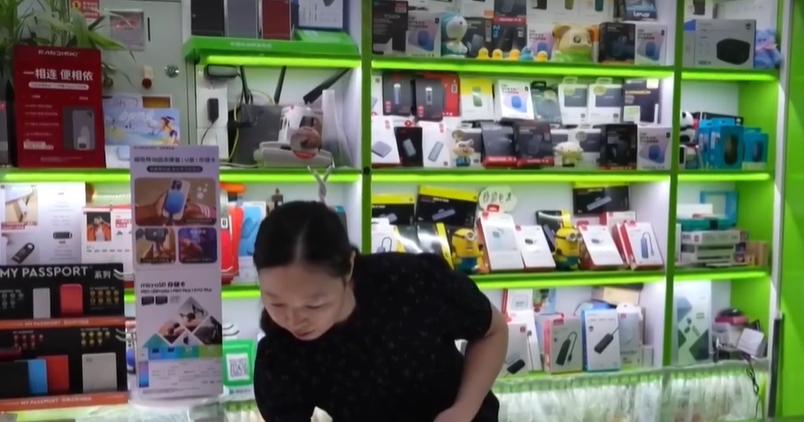 深圳华强北商户更取消每日固定价目表，改为“随行就市、实时调价”。 央视