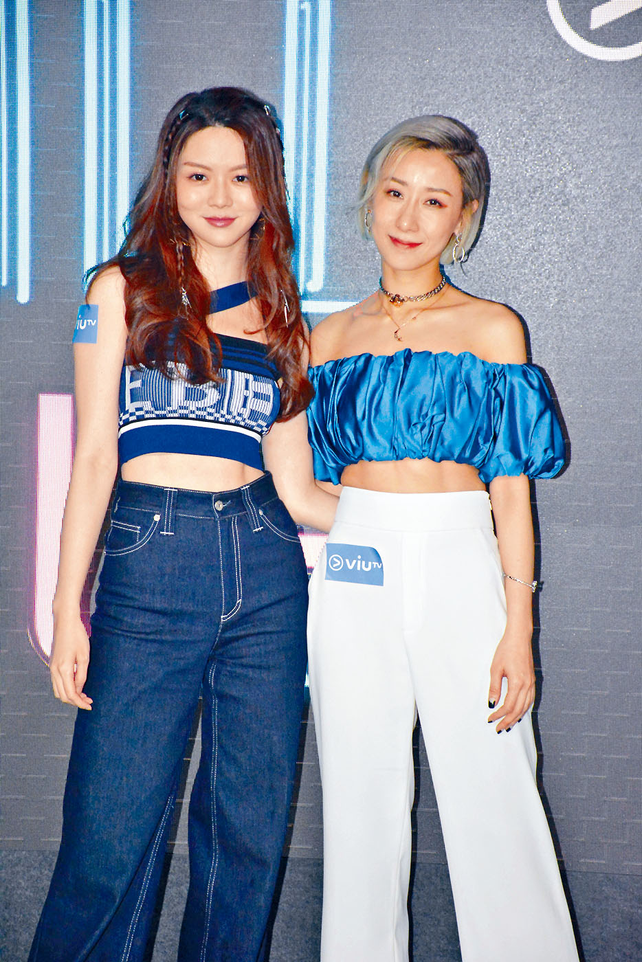 曾樂彤雖亦以露腰裝現身，但不及泳兒的馬甲綫搶眼。