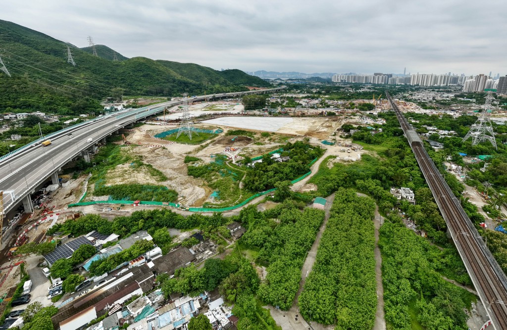北部都會區三個大學城選址分別為為新田大學城、洪水橋大學城及打鼓嶺大學城。 北部都會區三個大學城選址分別為為新田大學城、洪水橋大學城及打鼓嶺大學城。
