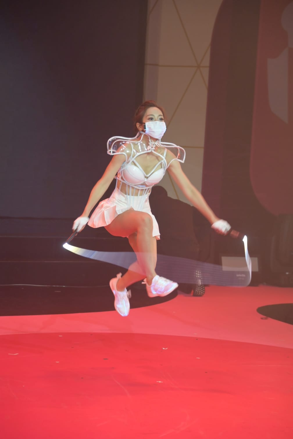 「细细粒」穿Bra top短裙表演花式跳绳。