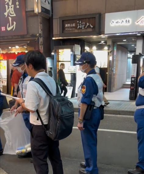 今夜涩谷已开始有巡逻队协助实施室外禁酒令。影片截图