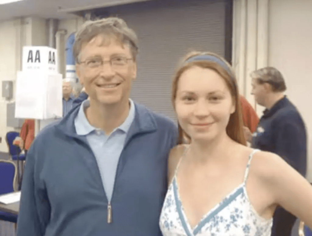 蓋茨約於2009至2010年間在華盛頓一場橋牌賽事中認識安東諾娃，當時他年過五旬，對方僅二十多歲。YouTube@IgniteNYC