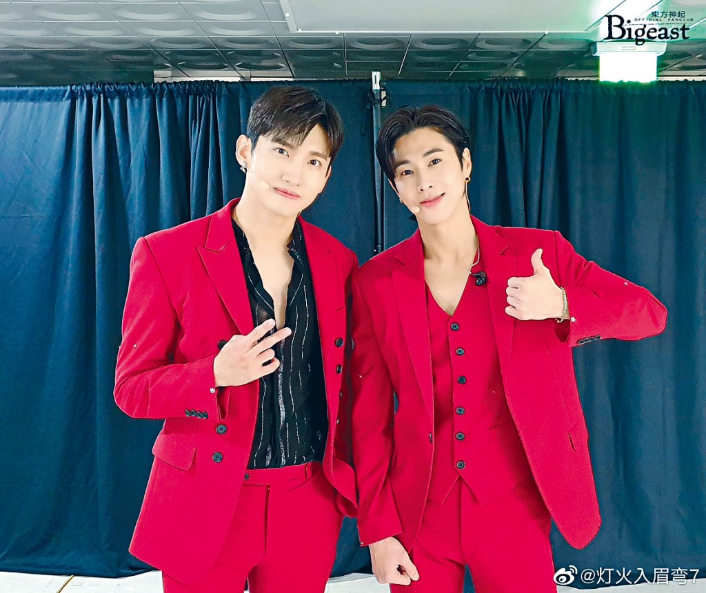 东方神起前晚举行了17周年网上见面会。