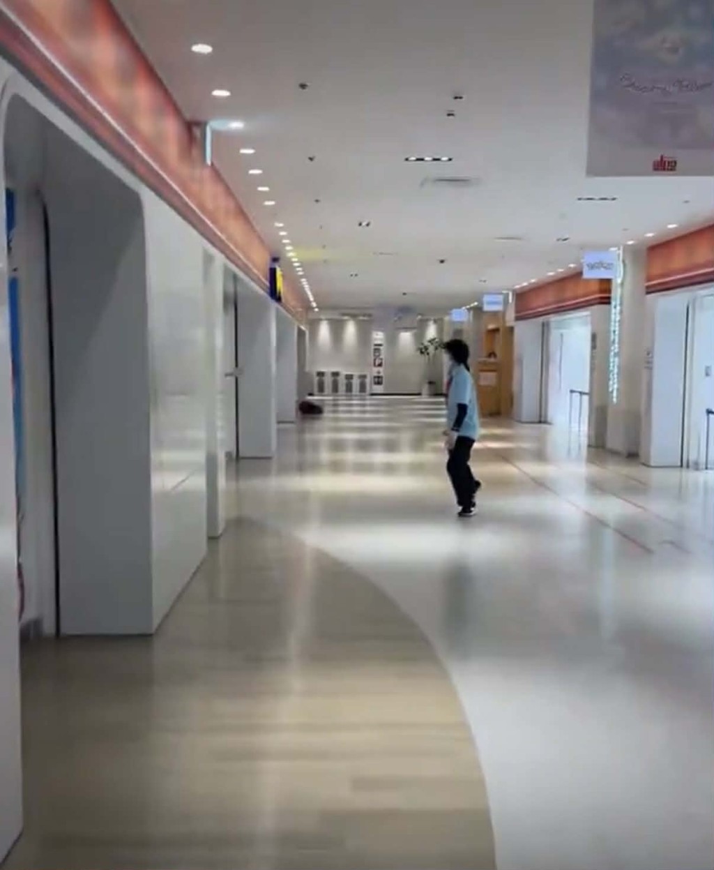 网传影片显示,店员慌张地在走廊上奔跑。 X@Maria11201639 网传影片显示,店员慌张地在走廊上奔跑。 X@Maria11201639