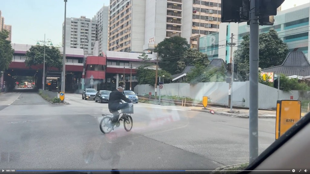 單車男亂過馬路。網上截圖