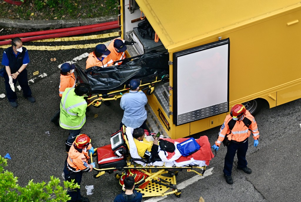 消防搜救傷者及搜出罹難者遺體。資料圖片