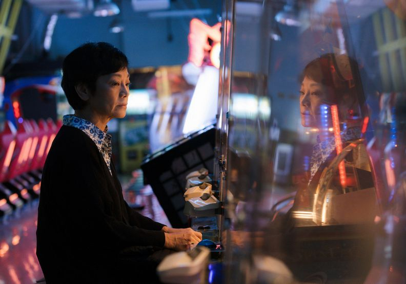 電影《燈光闌珊》以香港霓虹夜景為主題故事，講述張艾嘉為任職霓虹光管師傅的亡夫圓夢的故事。(電影劇照)