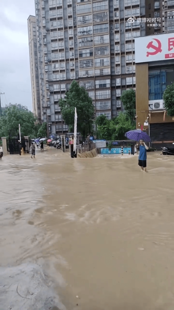 湖南龍山縣遭遇極端暴雨天氣,有小區停車場被淹。新京報 湖南龍山縣遭遇極端暴雨天氣,有小區停車場被淹。新京報