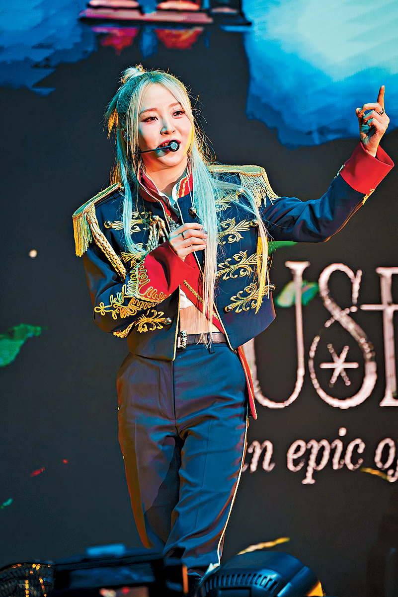 玟星又唱又跳20多首歌曲，演出十分落力。