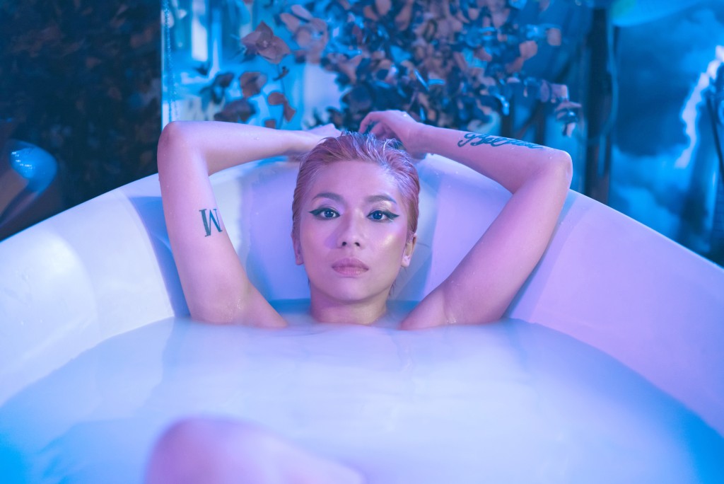 黄泆潼以DJ Miss Yellow拍摄歌曲MV，有出浴镜头。