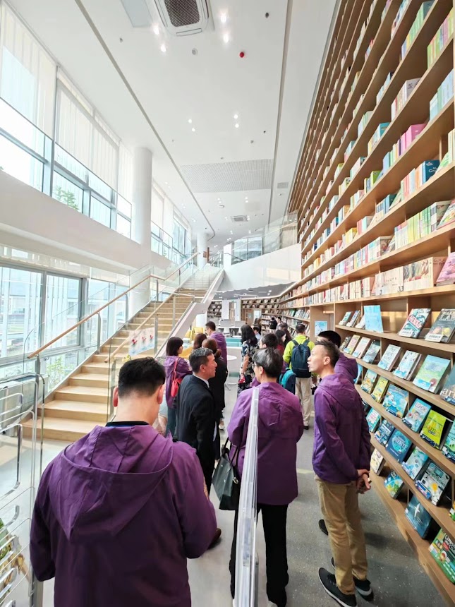团员参观科大图书馆，新校存放大量绝版书籍。