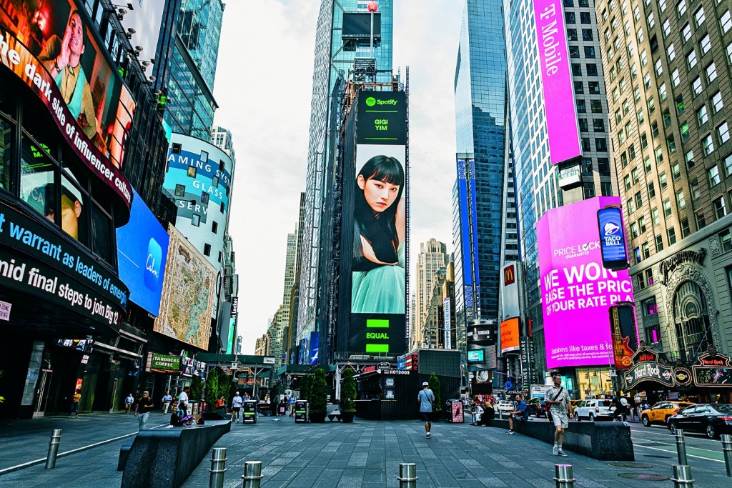在纽约的巨 屏上，出现炎明熹的靓相， 可见小天后的份量十足。