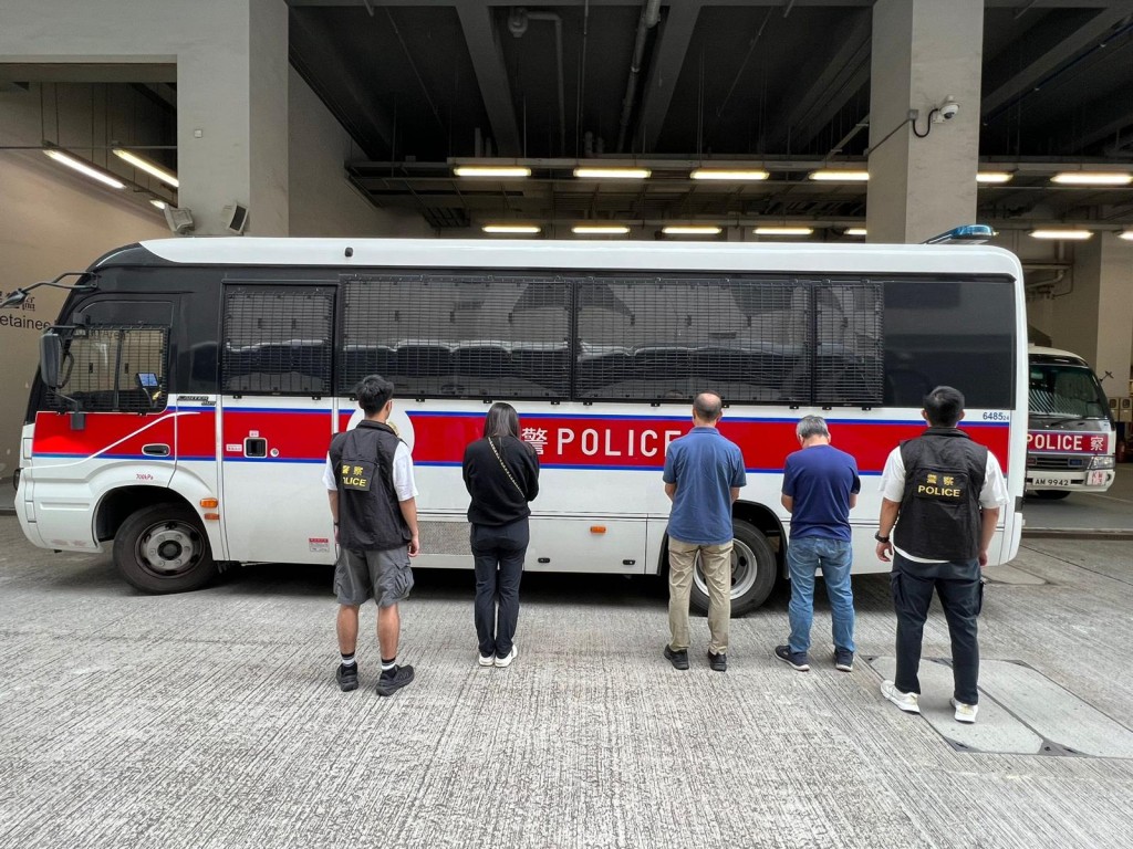 警方拘捕30名男女,當中包括嫖客及性工作者。警方提供 警方拘捕30名男女,當中包括嫖客及性工作者。警方提供