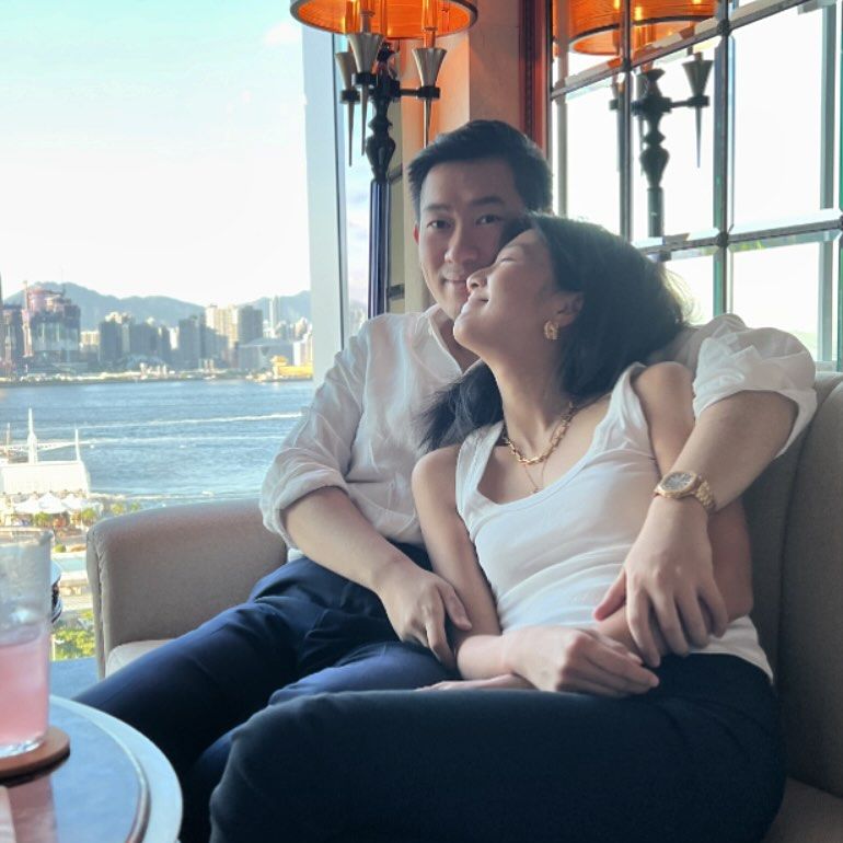 鄭瑤宣布與金融才俊Jacob Chan婚訊後，不時放閃。