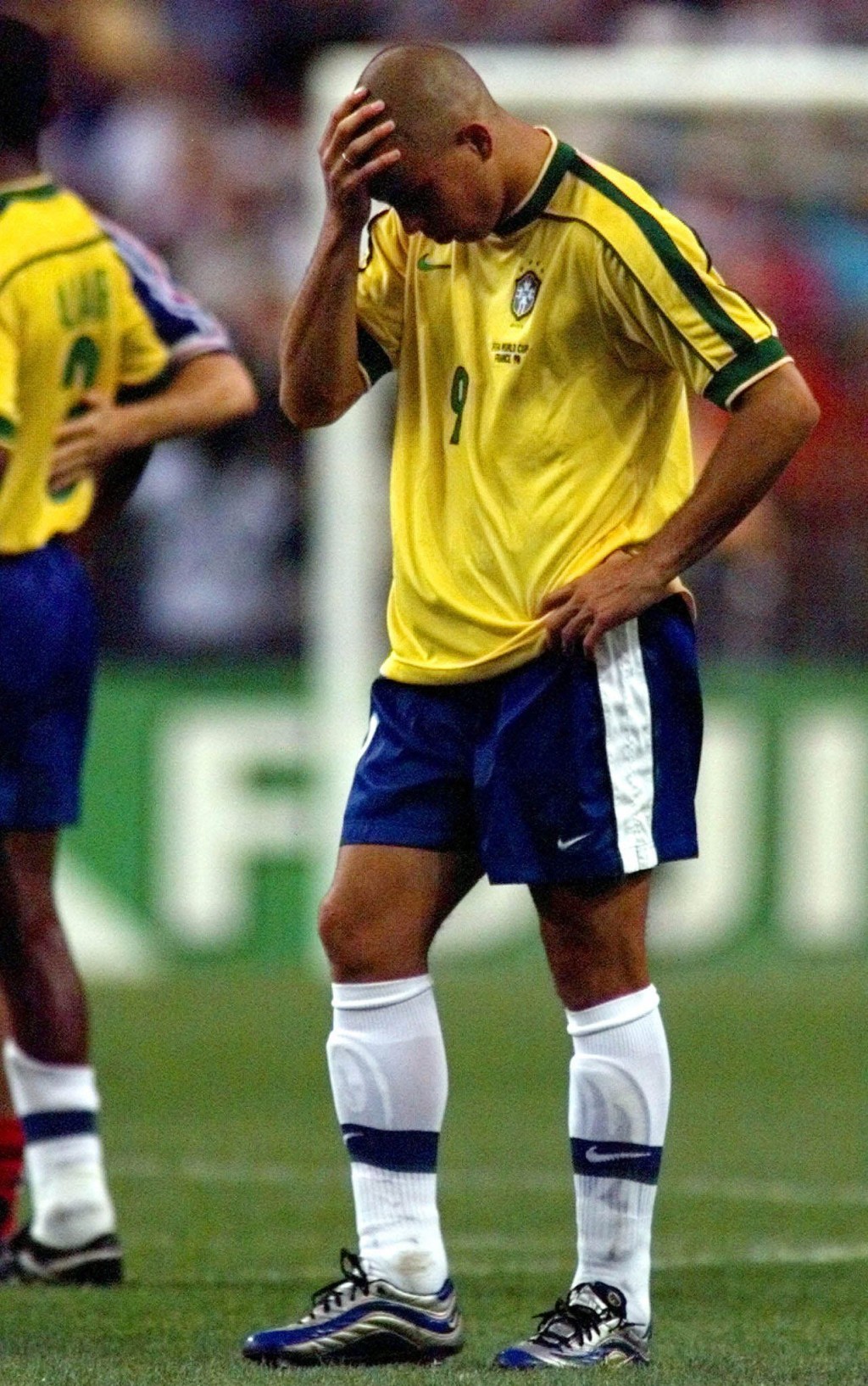 九八世杯决赛是现代足球一大疑案，当年的巴西王牌朗拿度在比赛中离奇失准，一度传闻满天飞。