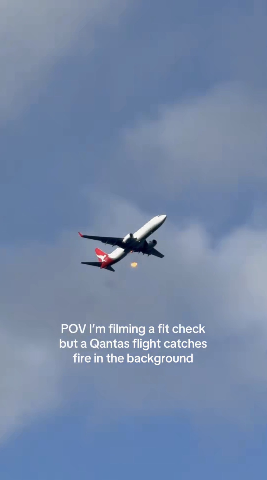 澳航客機起飛後引擎噴火。@gofishh77 / X 澳航客機起飛後引擎噴火。@gofishh77 / X