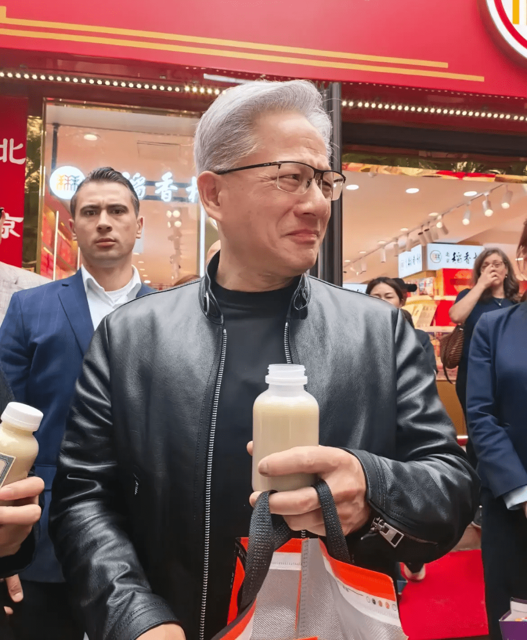 辉达CEO黄仁勋南锣鼓巷试饮豆汁惹热议。