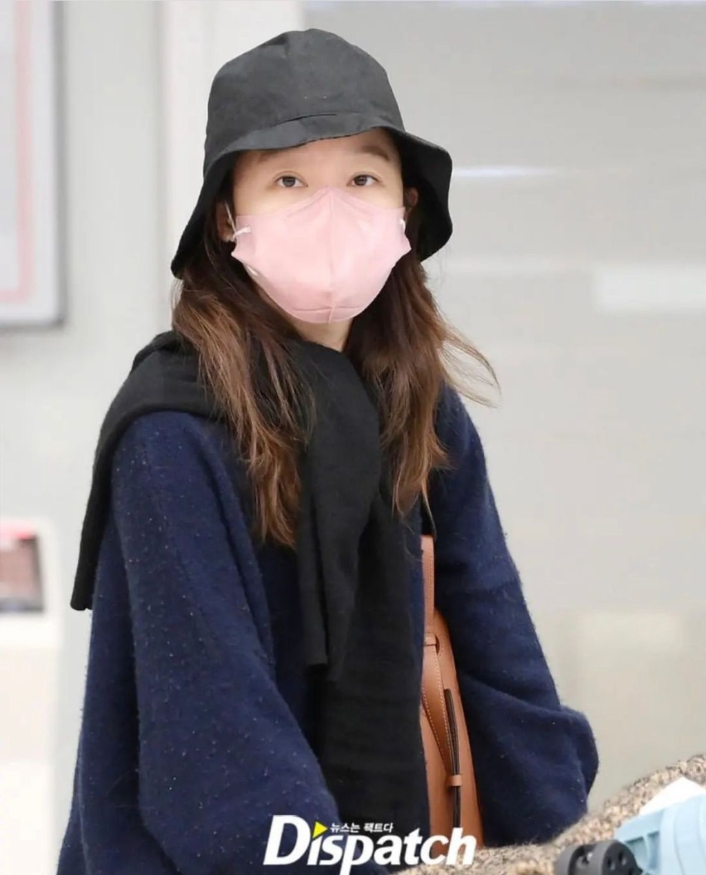孔孝真素顏現身機場。