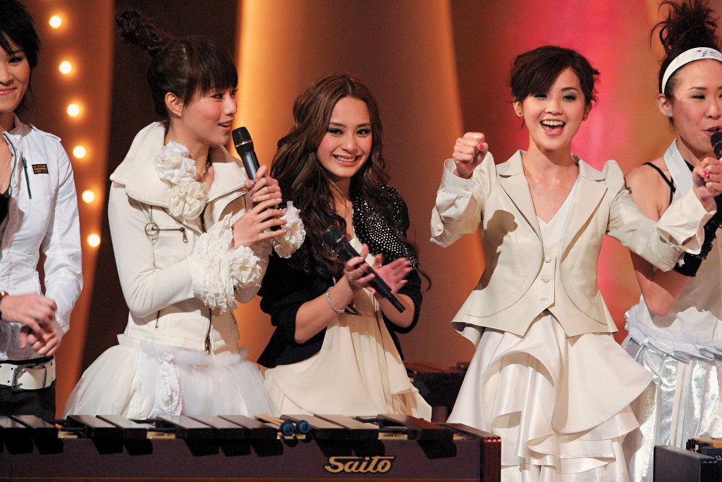鄧麗欣（左一）在2007年也曾與蔡卓妍在《翡翠歌星賀台慶》同台。