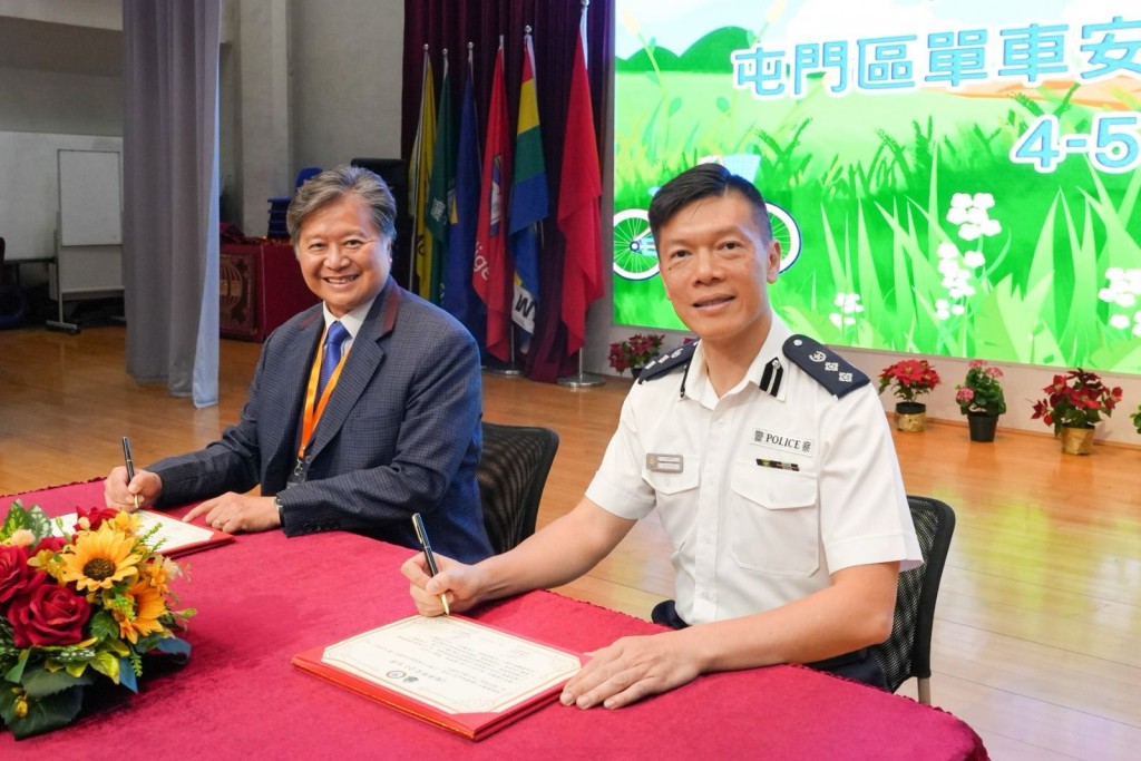 馬偉卿總警司與陳耀明校長簽署單車安全約章