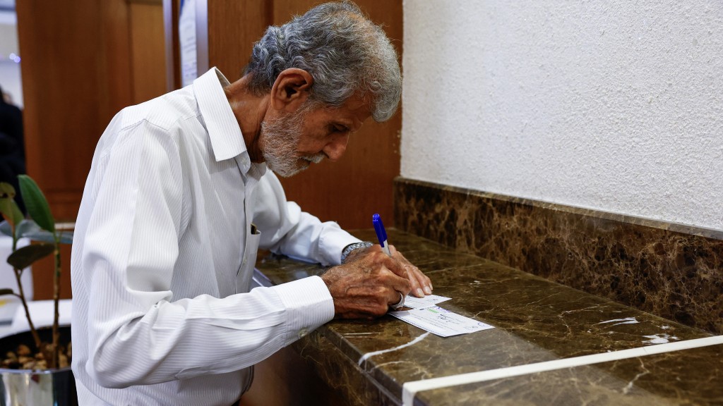 选民在伊朗驻杜拜领事馆投票。 路透社