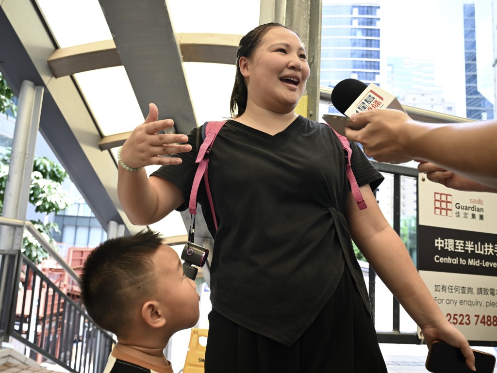 带同家人从广州来港游玩的梁女士。（锺健华摄）