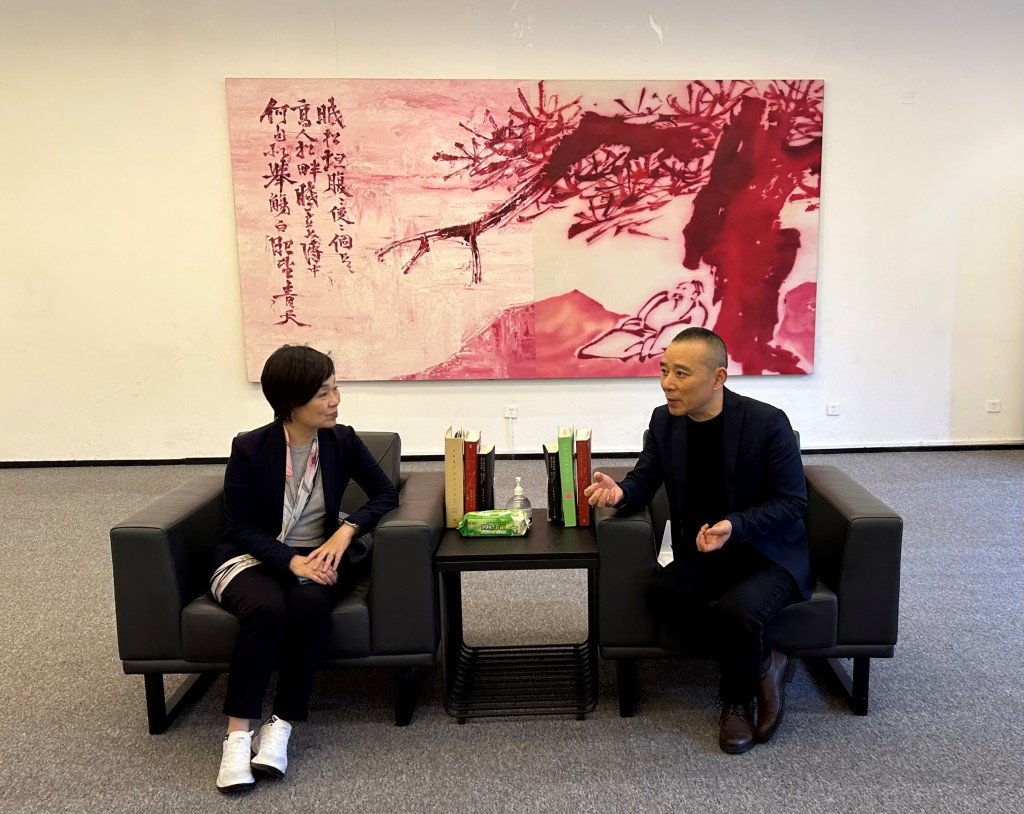 蔡若莲（左）到访四川美术学院，并与学院副院长焦兴涛（右）会面。政府新闻处图片