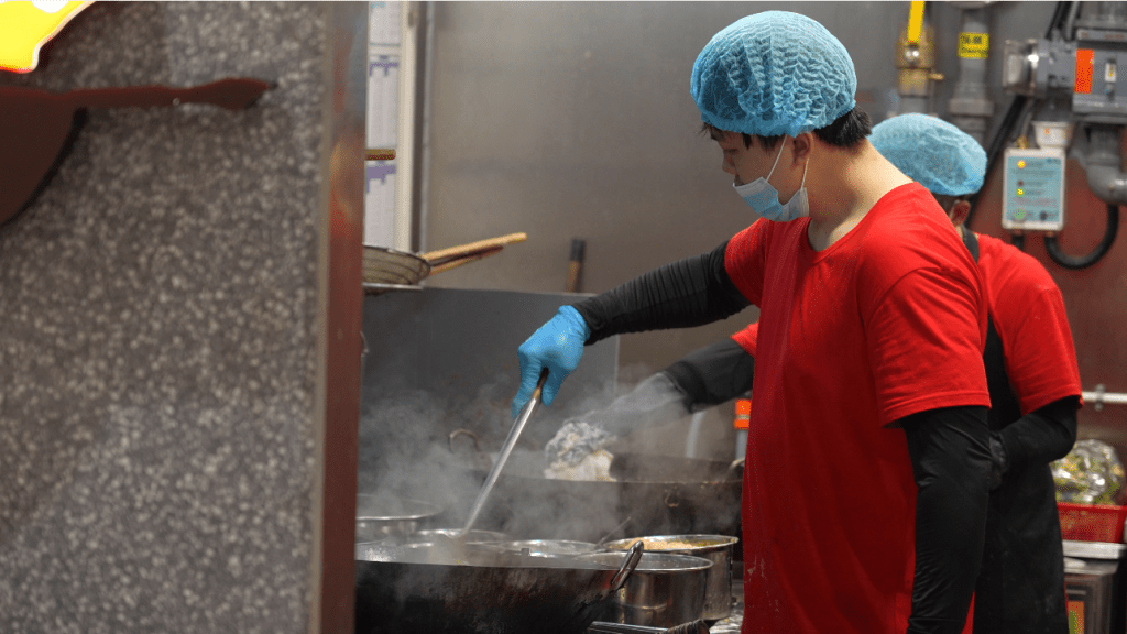 現場所見,廚房師傅即做即製,並非預製菜。 現場所見,廚房師傅即做即製,並非預製菜。