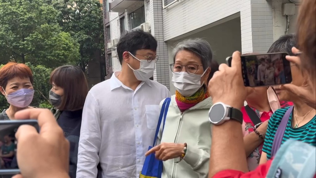 白雪仙98歲大壽陳寶珠偕兒子楊天經賀師傅影迷冒雨守候場面墟冚人氣不減媲美年輕偶像