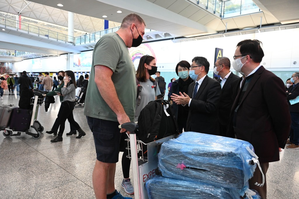 林世雄向抵港旅客派發福袋。運輸及物流局facebook圖片