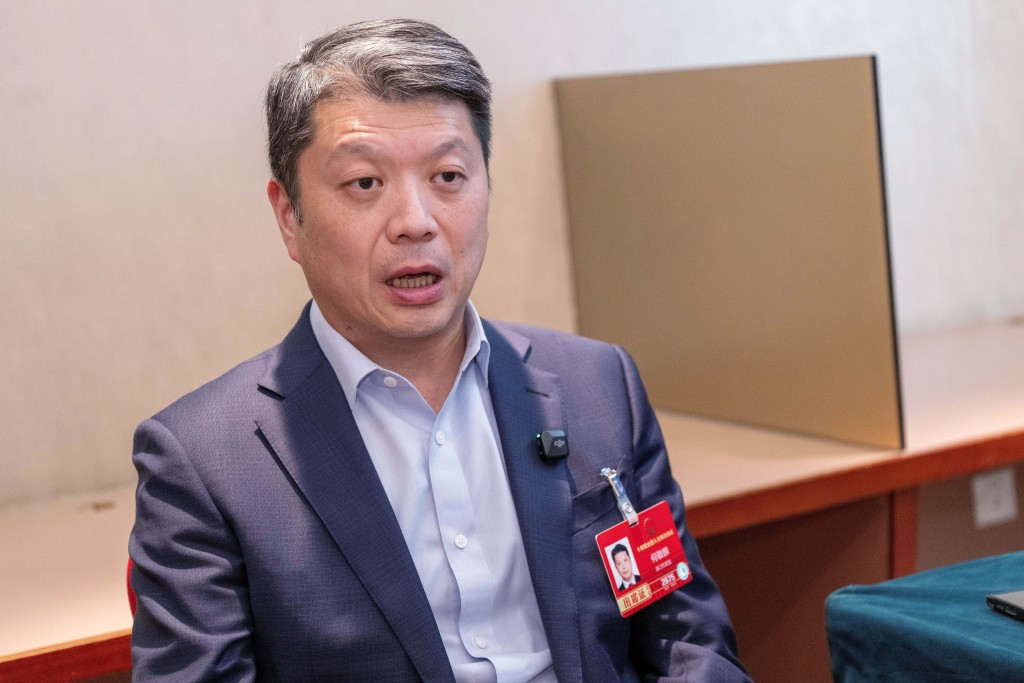 何敬麟认为纵然澳门有些地方的确有滞后，例如是法律，未来立法会及行政部门会多努力，加快订立与时并进的法律。