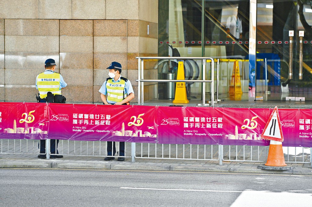 七一回歸大日子臨近,警員在會展外駐守。