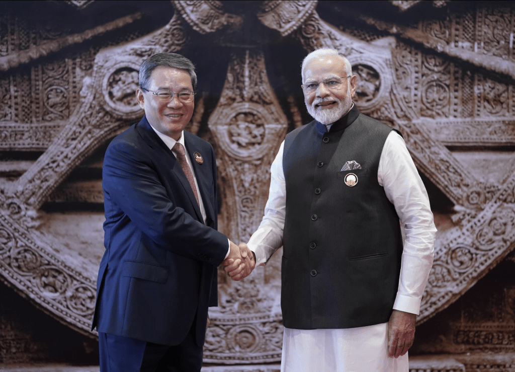 李强代表中国出席二十国集团峰会，与东道主印度总理莫廸合照。路透社