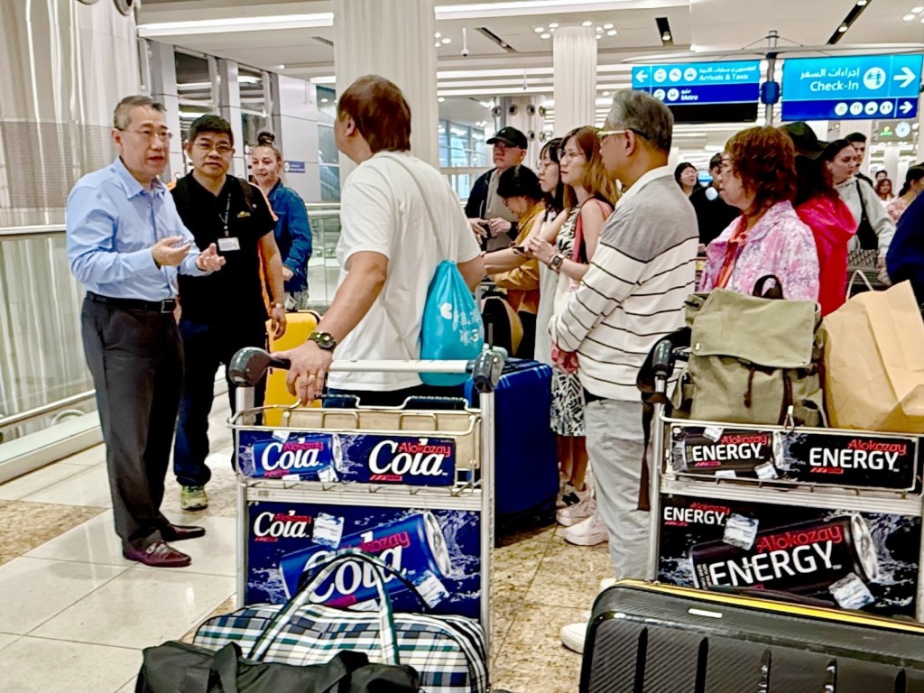 自杜拜機場有限度復航後，駐杜拜經貿辦人員協助當地港人理順離境安排，亦到場支援及協助港人，務求各人順利登機回港。商經局fb