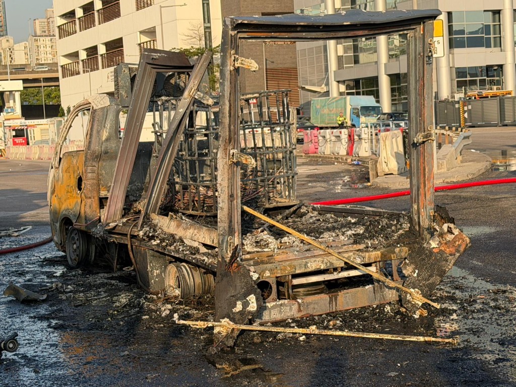 有車輛嚴重焚毀,燒成支架。 有車輛嚴重焚毀,燒成支架。