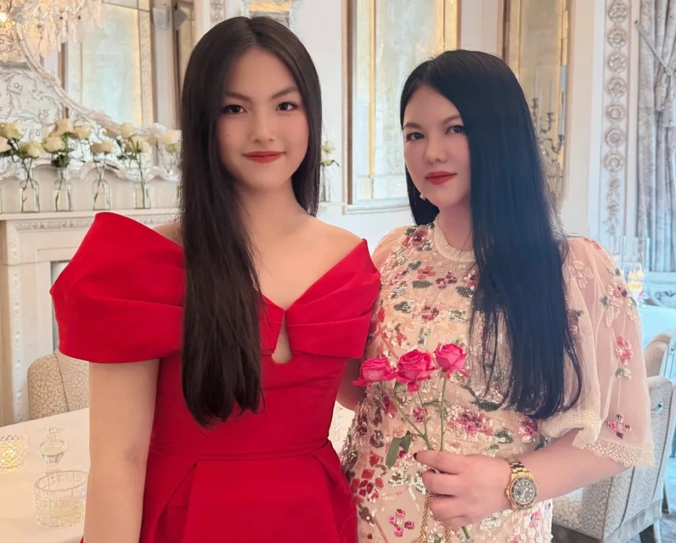 李湘帶著女兒Angela(王詩齡)時常參加時尚與上流圈活動,言行常引發爭議。 李湘帶著女兒Angela(王詩齡)時常參加時尚與上流圈活動,言行常引發爭議。