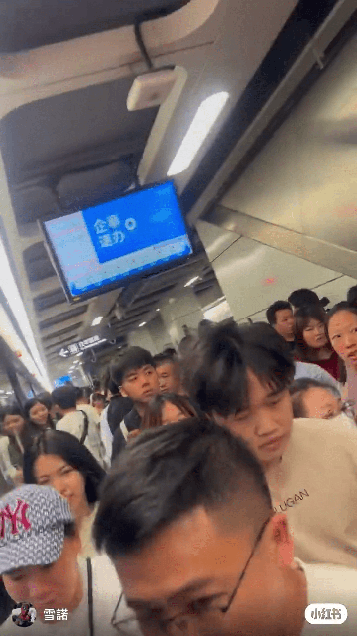 網傳影片,一片尖叫聲下,乘客們急步離開月台位置。 網傳影片,一片尖叫聲下,乘客們急步離開月台位置。