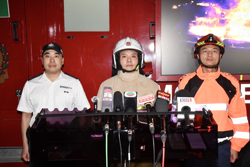 消防處分區指揮官(新界西) 黃宇輝(中)、天水圍救護站主管潘江澤(右)和警務處天水圍分區助理指揮官(行動)林曉暉(左)見記者交代火情。 消防處分區指揮官(新界西) 黃宇輝(中)、天水圍救護站主管潘江澤(右)和警務處天水圍分區助理指揮官(行動)林曉暉(左)見記者交代火情。