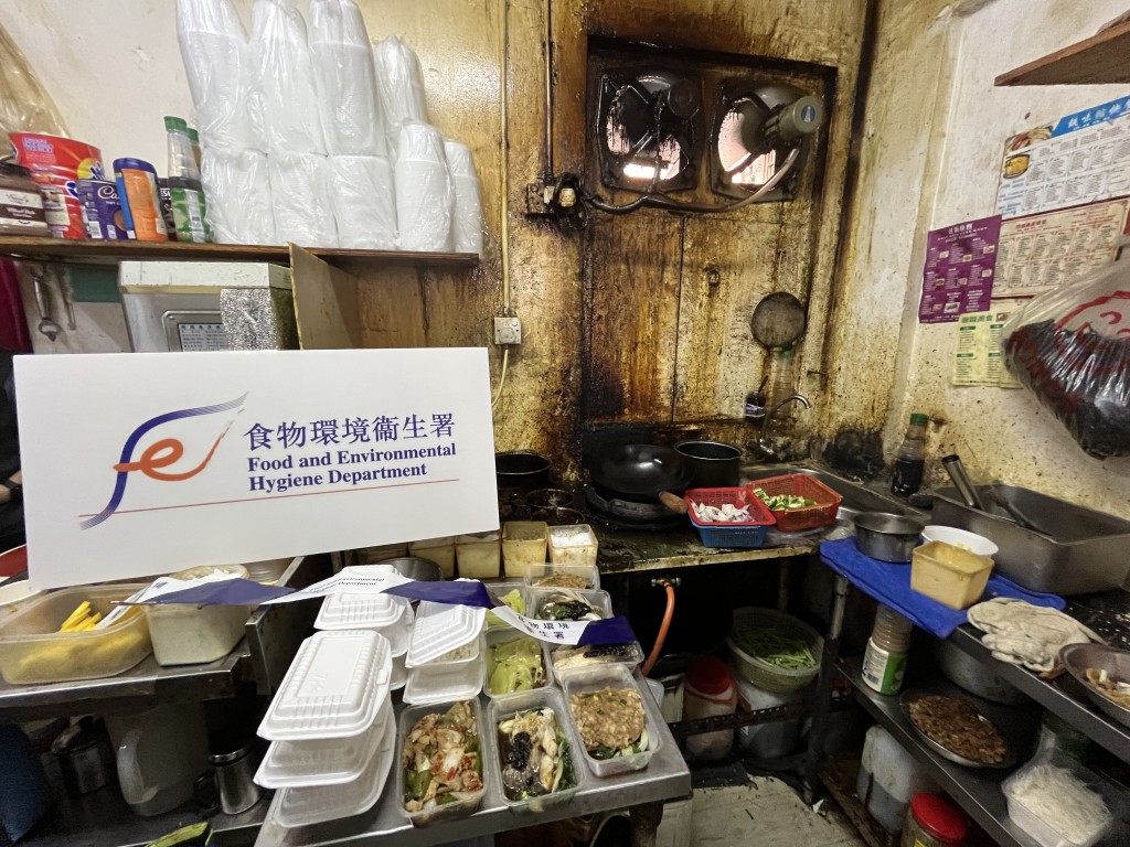 食物環境衞生署在銅鑼灣搗破一間無牌食物製造工場，圖示行動中檢獲的食物。