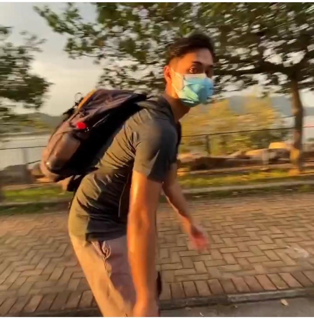 郑俊弘玩得更纯熟。