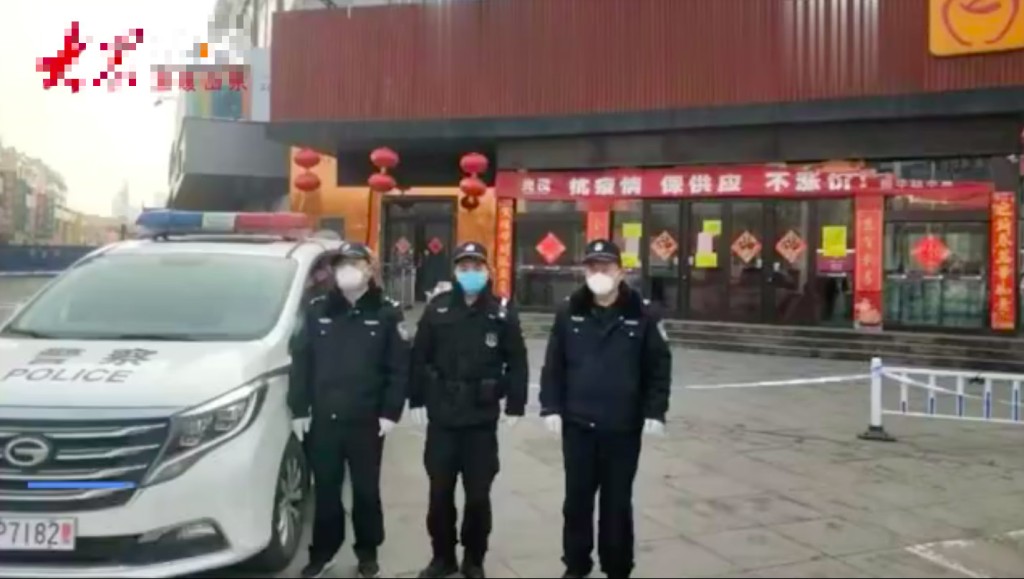 警方早前在超市調查。網圖