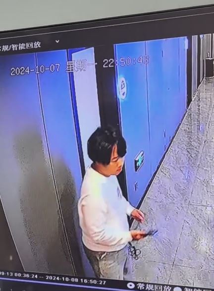 有新婚夫妇入住电竞酒店时，被员工在房门外偷录音。影片截图