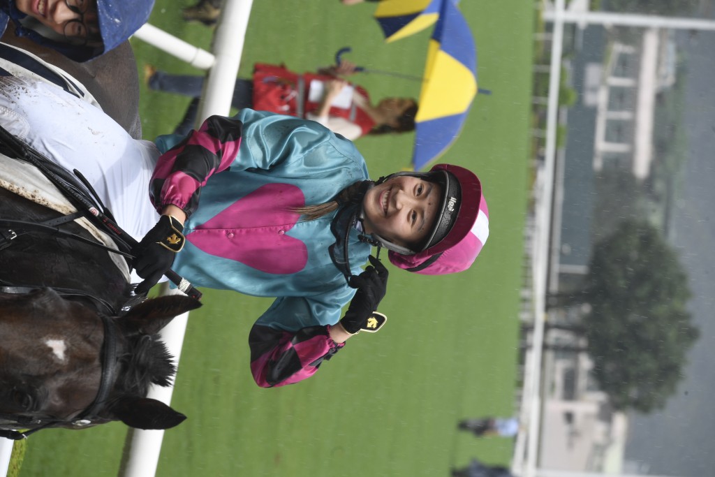  香港史上第六位女骑师黄宝妮上周日沙田开锣日初次登场，全日只策骑师傅贺贤旗下的「专家」上阵，结果取得季军。